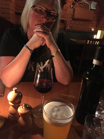 Anna med vin och öl Gamla stan Hof