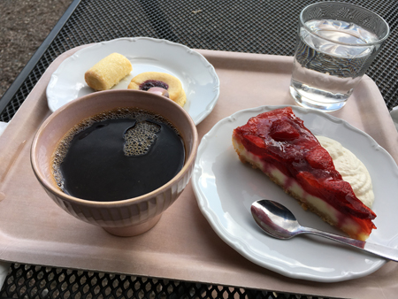Jordgubbscheesecake kaffe och var sin kaka Odinsborg