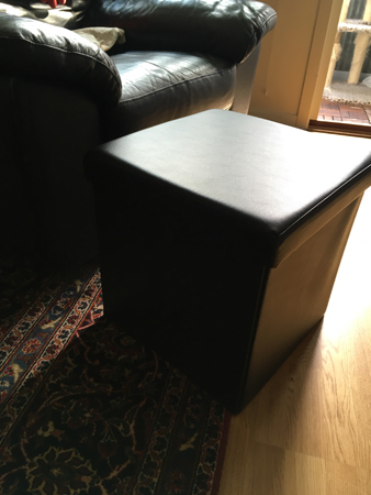 Fotpall till bästefåtöljen