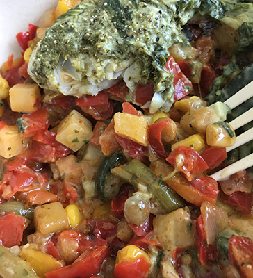 Lunchfisk med spenat och grönsaksröra