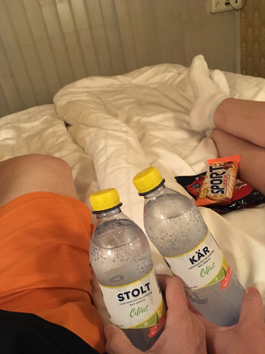 På hotellsängen med Ramlösa och godis