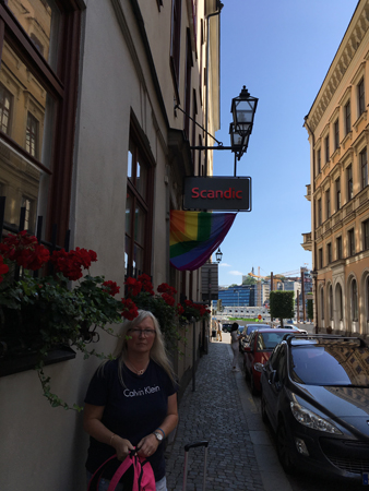 Anna utanför Scandic hotel Gamla stan