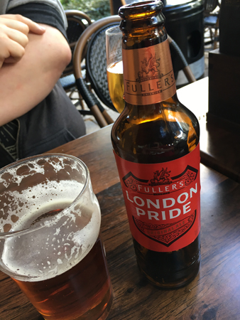 London Prideöl och Strongbow cider bakom