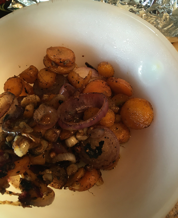 Steka morötter rödlök och vitlök