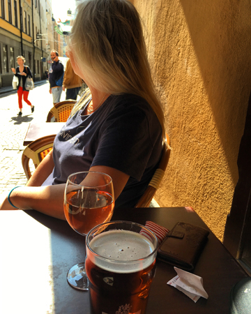 Anna rosé och en öl i Gamla stan