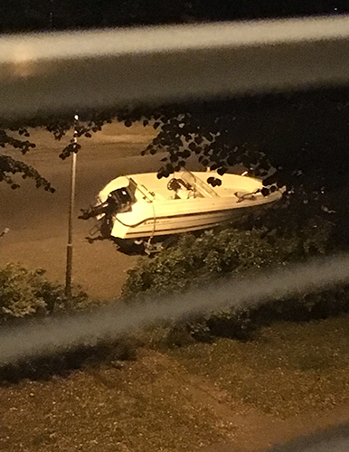 Båt på bilparkeringen