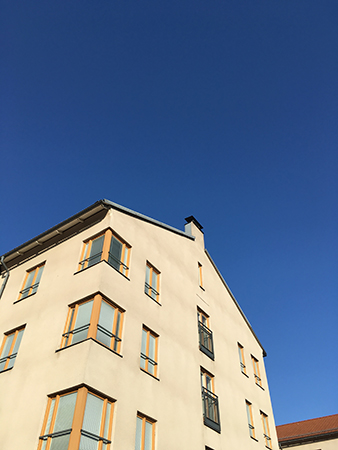 Ljusgult hus mot blå himmel