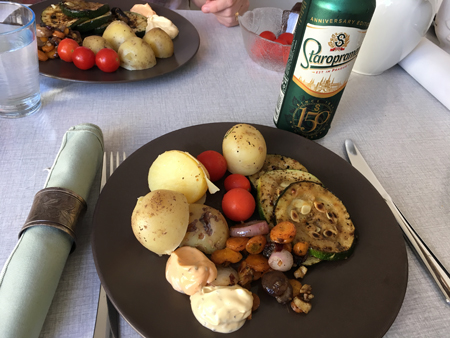 Middag på egna tomater potatis rödlök morötter squash