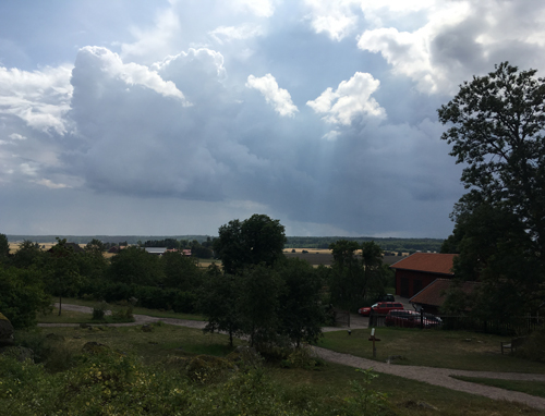 Regnmoln över Linnés Hammarby