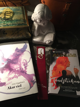 Böckerna Akut viol och Tändstickan