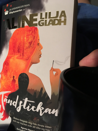 Boken Tändstickan och kaffe på sängen