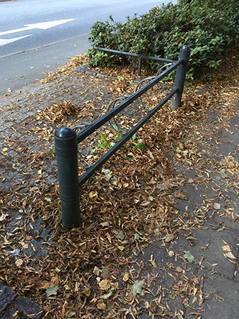 Falska näsor vid cykelställ