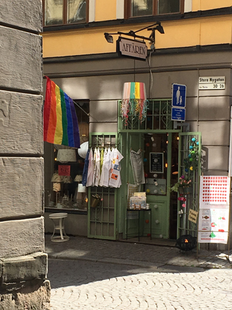 Prideflagga utanför en affär i Gamla stan