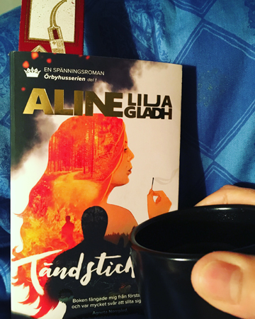 Boken Tändstickan och kaffe på sängen