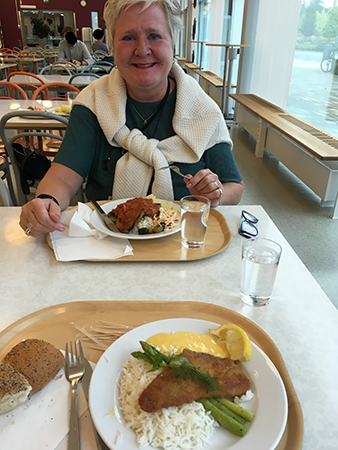 Kerstin och jag lunchar