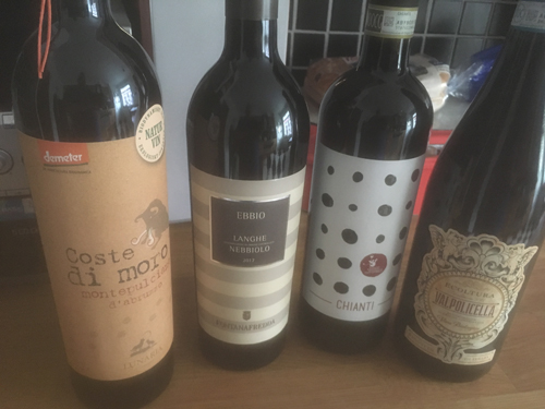 Fyra flaskor rött italienskt vin