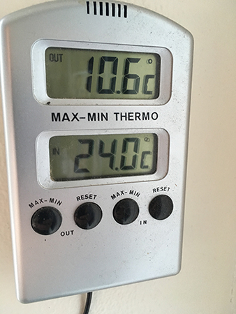 Termometer 10 komma 6 utomhus 24 inne