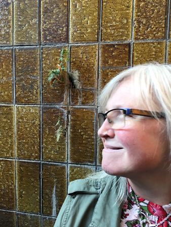 Växt i kaklet och Anna