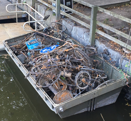 Cyklar upplockade ur Fyrisån