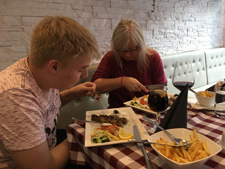 E och A äter söndagsmiddag på Akropolis