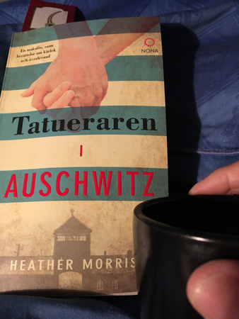 Boken Tatueraren i Auschwitz och kaffe på sängen