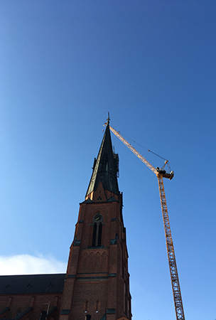 Domkyrkotornet kran mot blå himmel fredagen den 13e