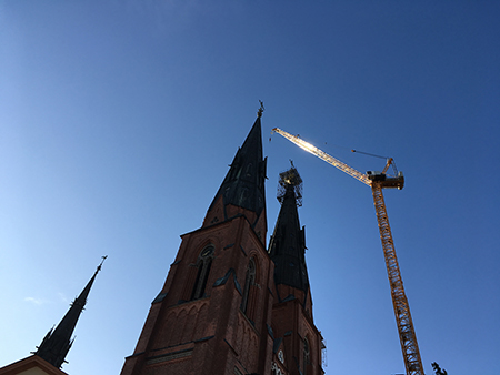 Domkyrkotornen och kran blå himmel breddare fre den 13e