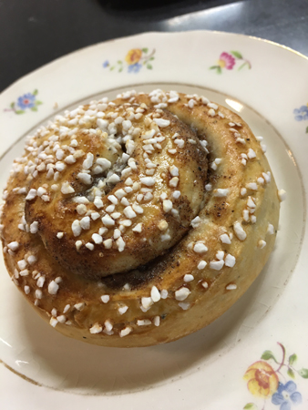Nybakad kanelbulle