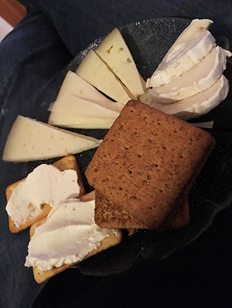 Spanska ostar getost och pepparrotsost samt kex