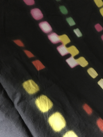 Svarta påslakan med neonrutor