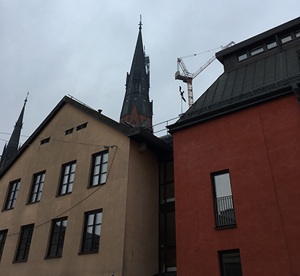 Domkyrkotorn bakom hus