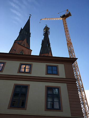 Domkyrkotornen och kranen bakom hus fre den 13e