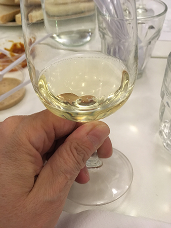 Min hand håller glas med mousserande vin