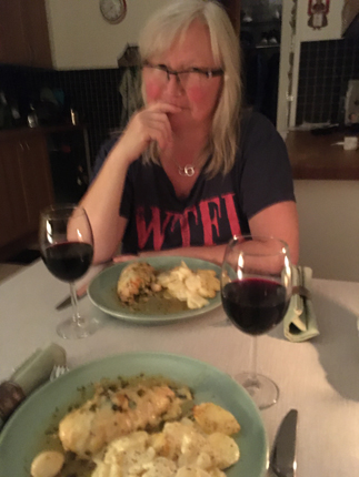 Anna vid middagsbordet