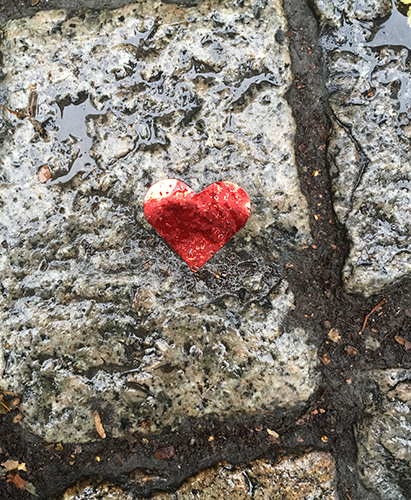 Rött hjärta på kullerstenar