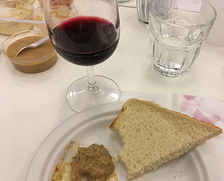 Rött vin röra bröd och vinspill