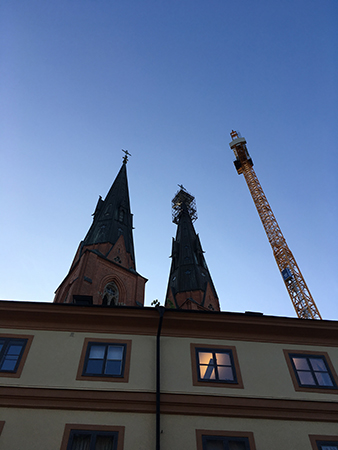 Domkyrkotornen och kran bakom hus