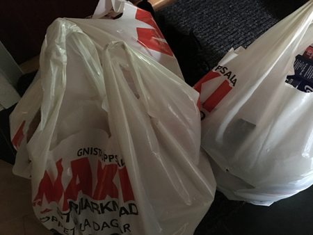 Tre kassar från ICA Maxi