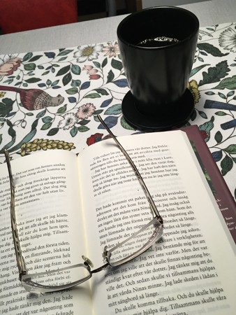 Bok glasögon och kaffemugg