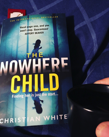 Boken The Nowhere Child och kaffe på sängen