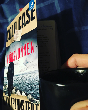 Öppnar boken Cold case Försvunnen och kaffe på sängen