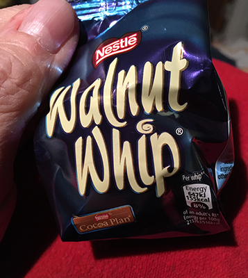 Walnut Whip med papper på