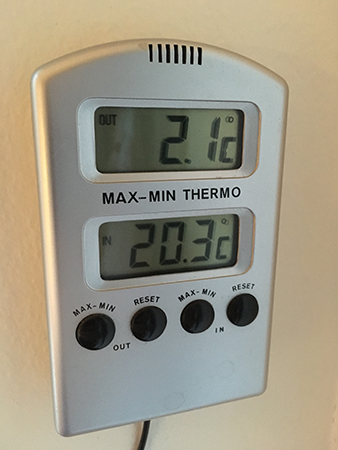 Termometer visar 2 komma en grad utomhus