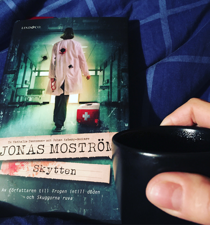 Boken Skytten och kaffe på sängen