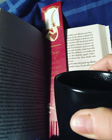 Bokuppslag och kaffemugg