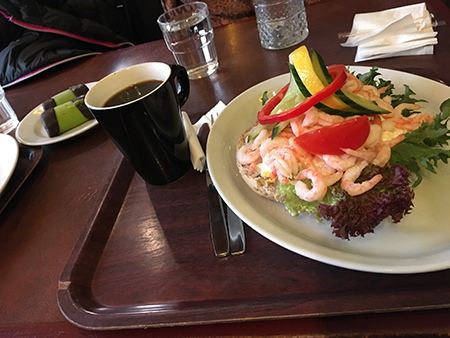 Kaffe och räkmacka samt dammsugare