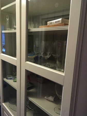 Vitrinskåpet med glas