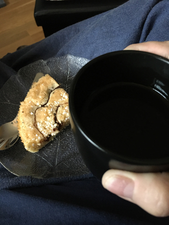 Kanelbullskladdkaka och kaffe