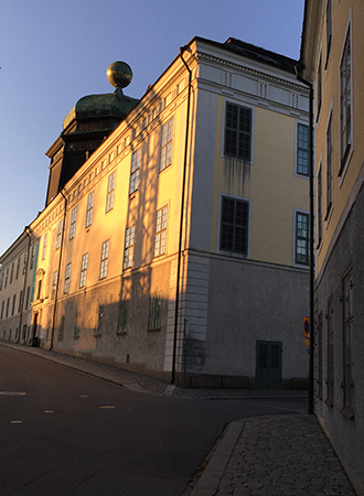Gustavianum med skugga från Domkyrkans kran