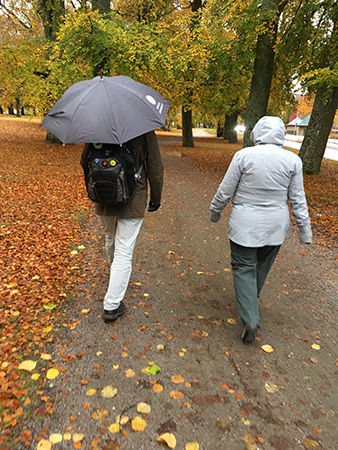 Kollegor på väg till möte Kollegor på väg till möte
